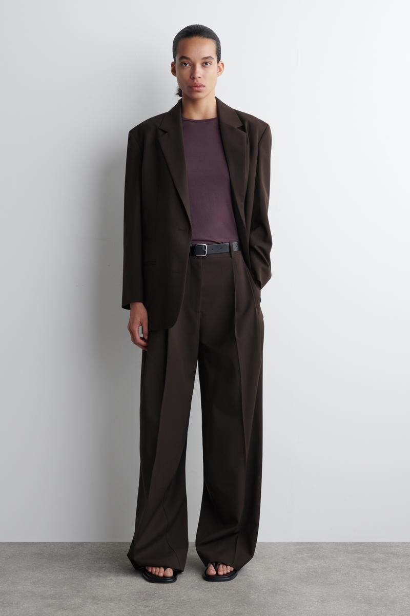 COS スリムライトウェイトTシャツ