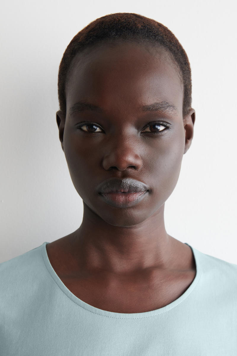 COS スクープネックTシャツ