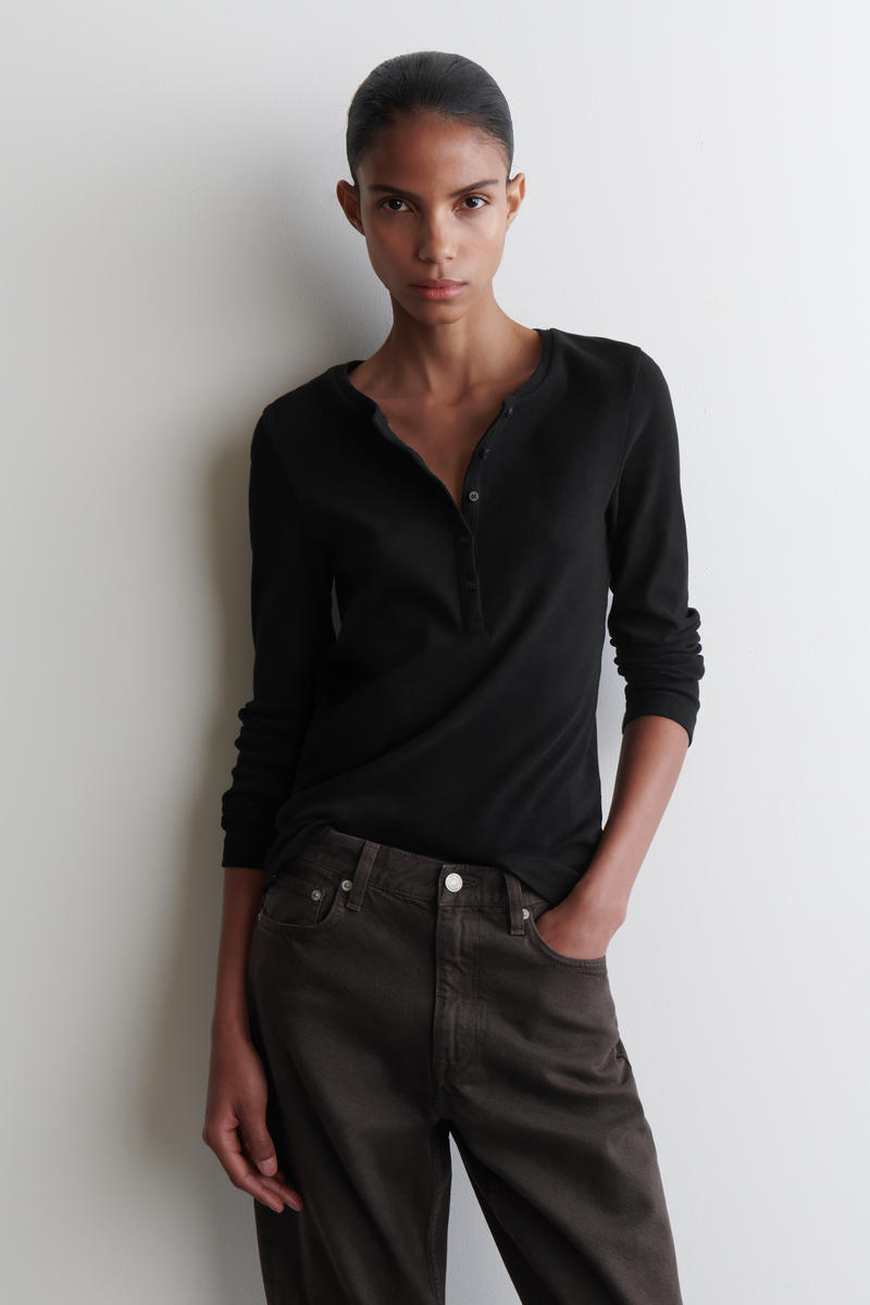 LONG-SLEEVED HENLEY TOP ロングスリーブヘンリートップ ブラック｜COS