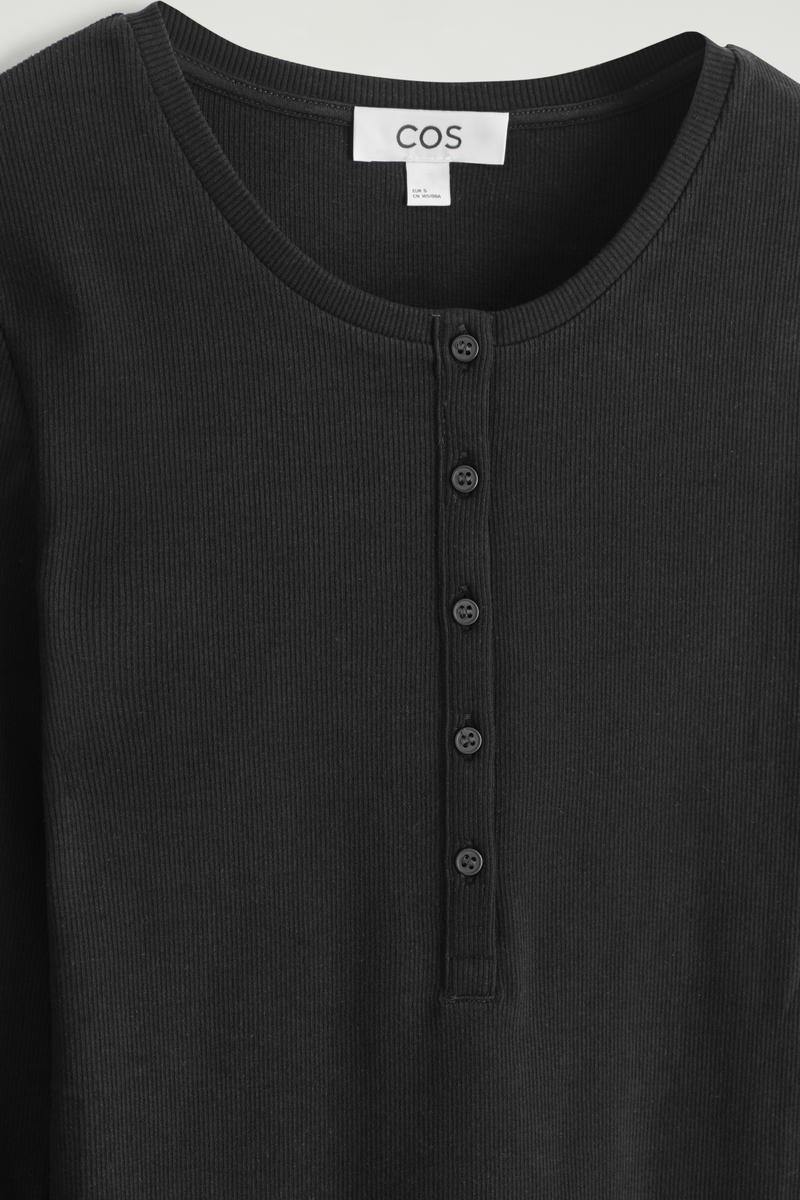 LONG-SLEEVED HENLEY TOP ロングスリーブヘンリートップ ブラック｜COS