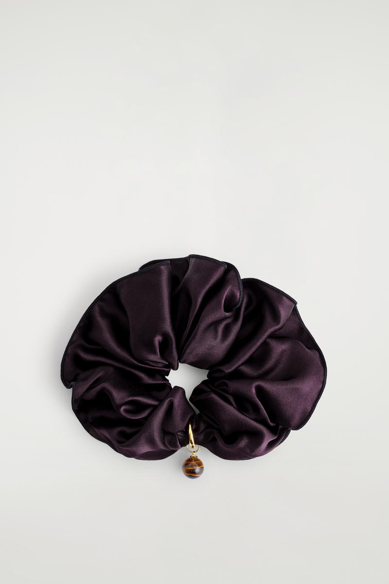 COS チャーム付きシルクシュシュ