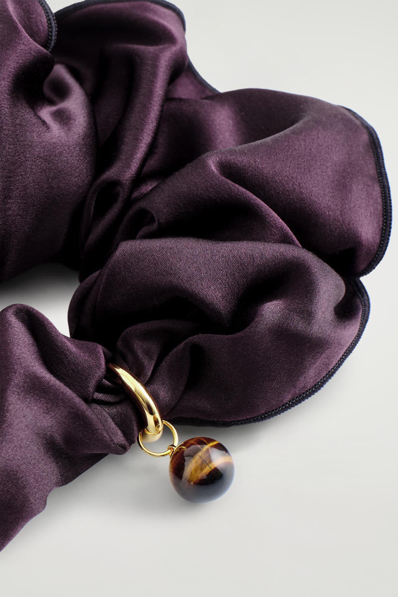 COS チャーム付きシルクシュシュ