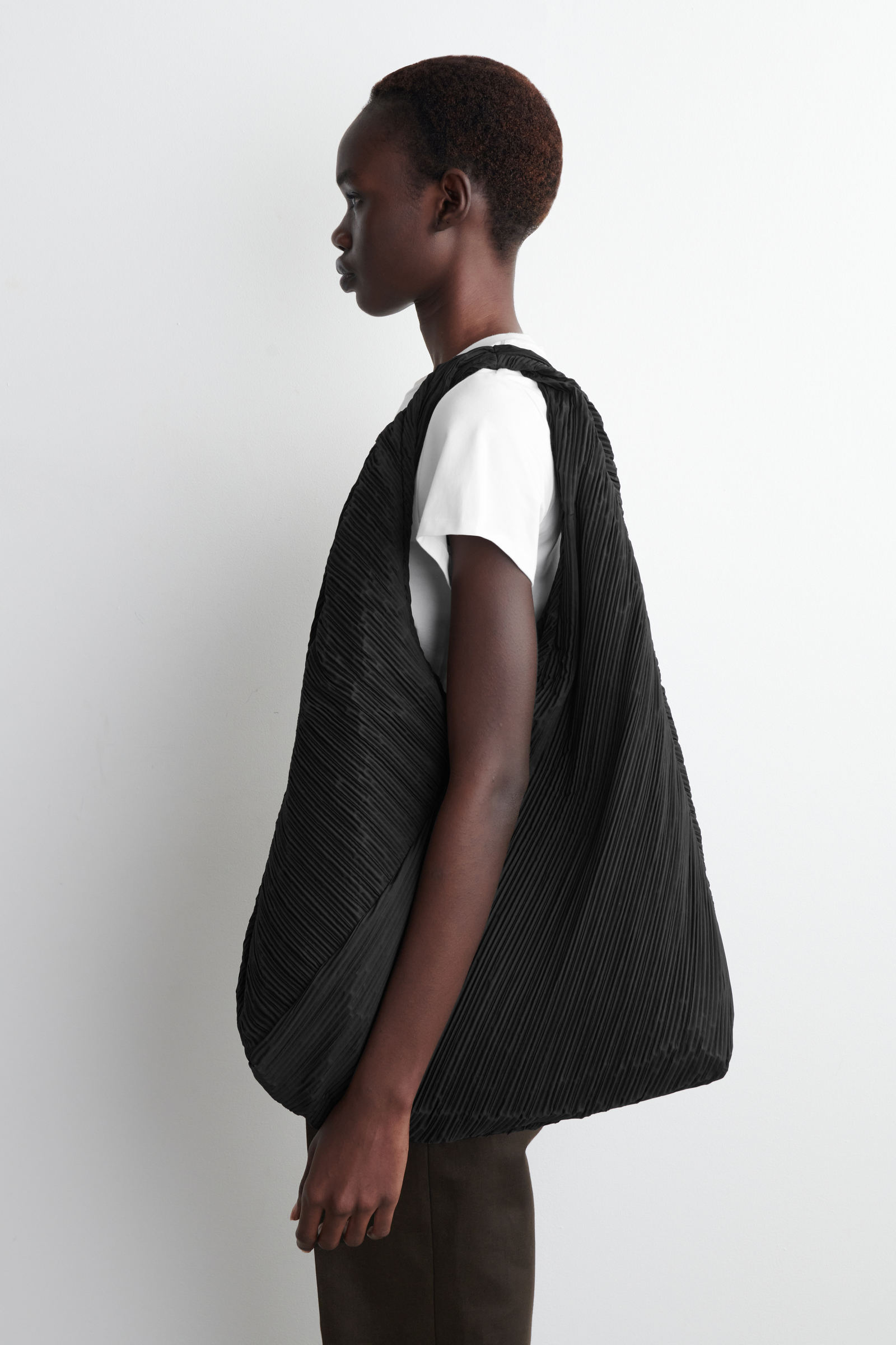 O様　COS London プリーツショルダーバッグ SCULPTURAL SHOULDER BAG - PLISSE 彫刻的なショルダーバッグ - PLISSE
