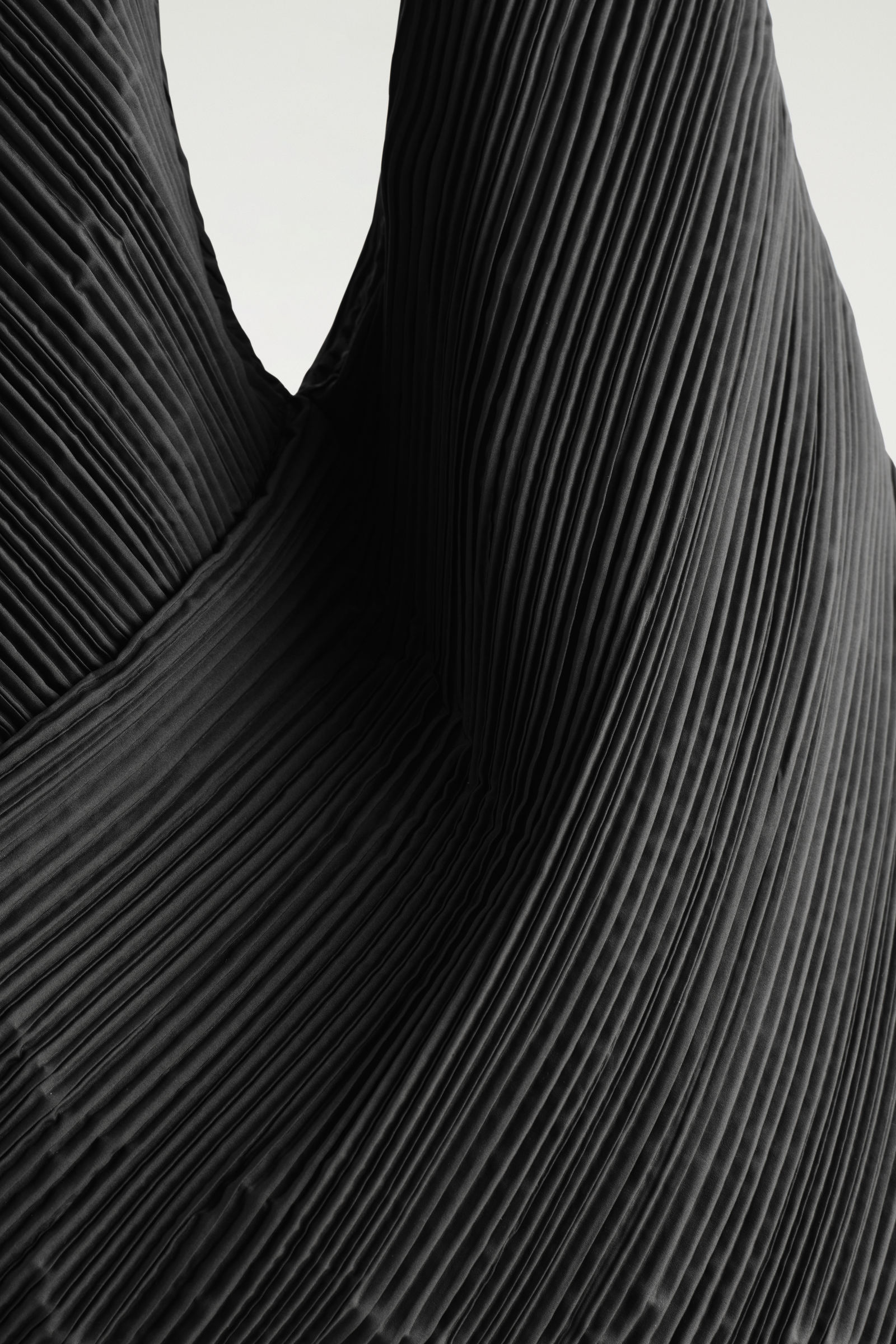 COS 彫刻的なショルダーバッグ PLISSE ブラック SCULPTURAL SHOULDER BAG - PLISSE 彫刻的なショルダーバッグ - PLISSE