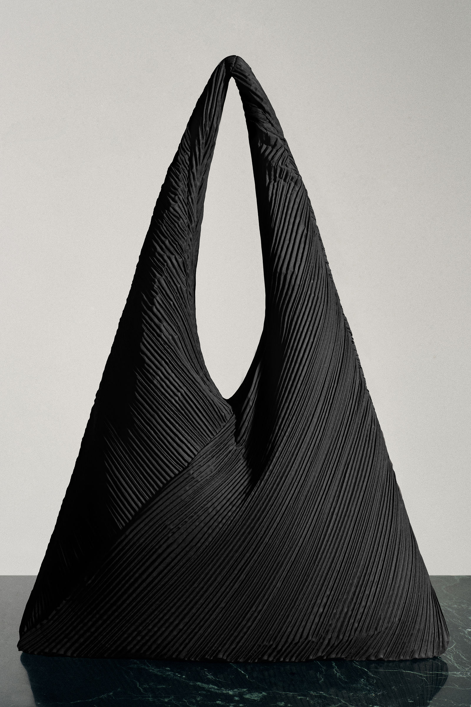 SCULPTURAL SHOULDER BAG - PLISSE 彫刻的なショルダーバッグ - PLISSE