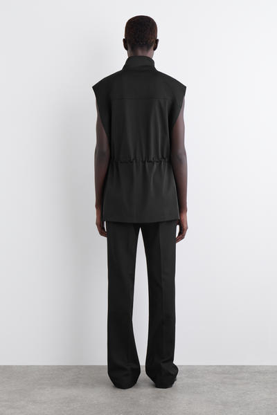 COS モックネックユーティリティベスト