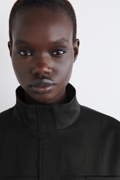 COS モックネックユーティリティベスト