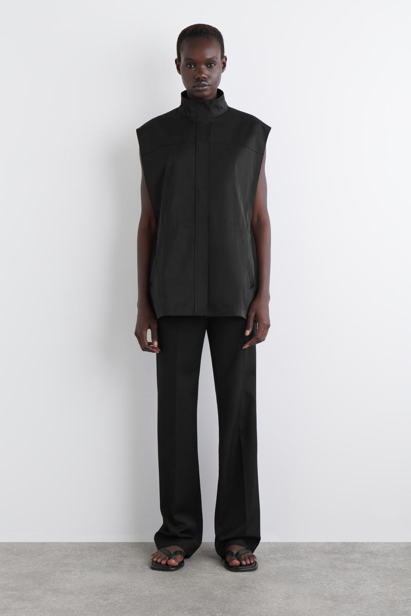 COS モックネックユーティリティベスト