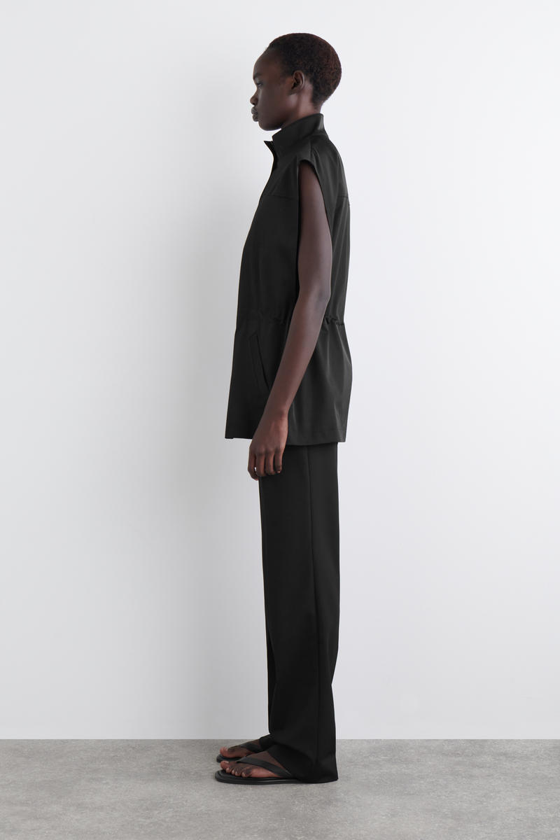 COS モックネックユーティリティベスト