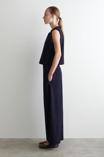 COS ボイルドウールバレルレッグパンツ