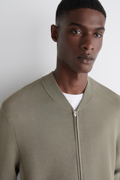 COS テクスチャードニットボンバージャケット