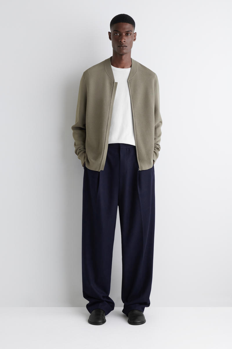 COS テクスチャードニットボンバージャケット