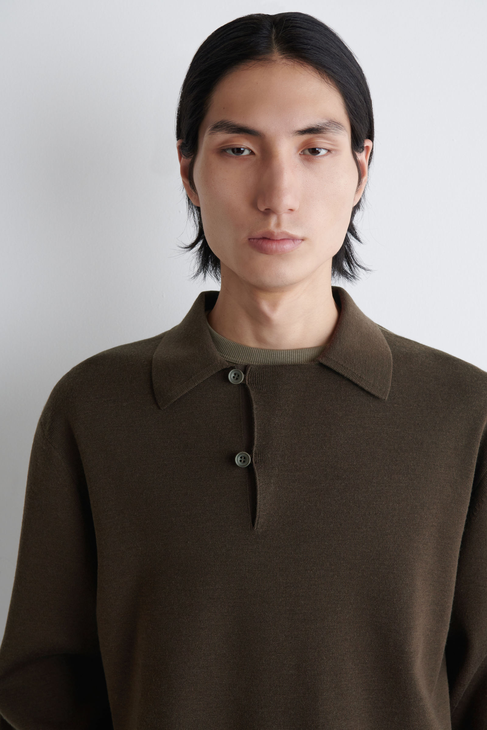 WOOL POLO JUMPER ウールポロニットトップス ダークブラウン｜COS コス