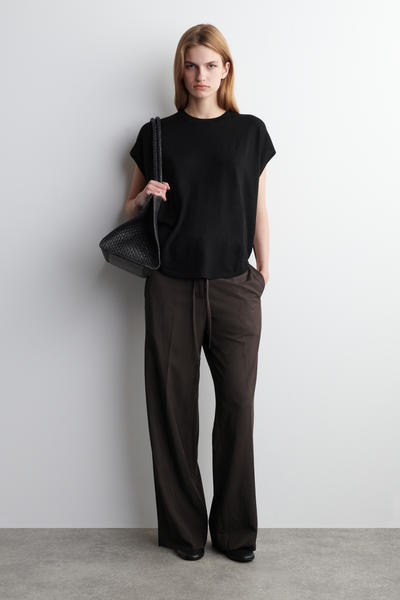 COS サークルカットメリノウールトップ