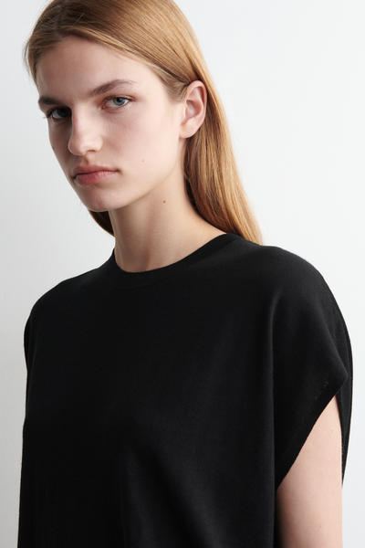 COS サークルカットメリノウールトップ