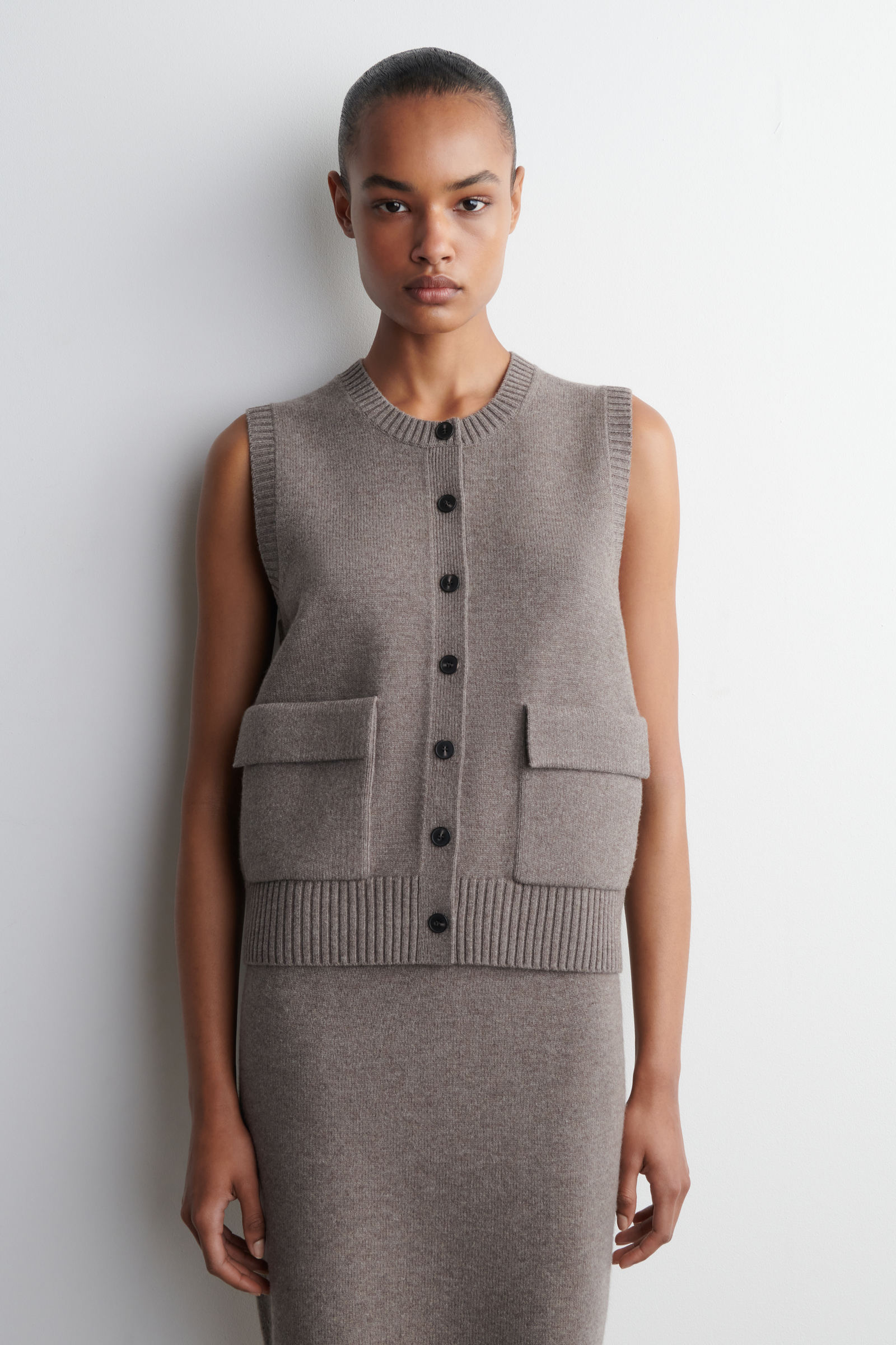 MERINO WOOL BUTTONED VEST メリノウール ボタンベスト ブラウン｜COS