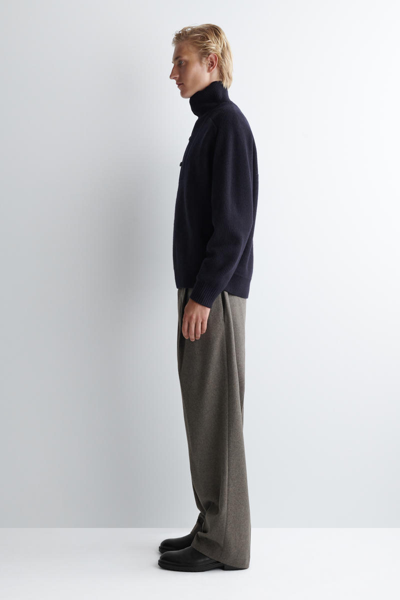 COS パネルデザイン メリノウール ファンネルネックセーター