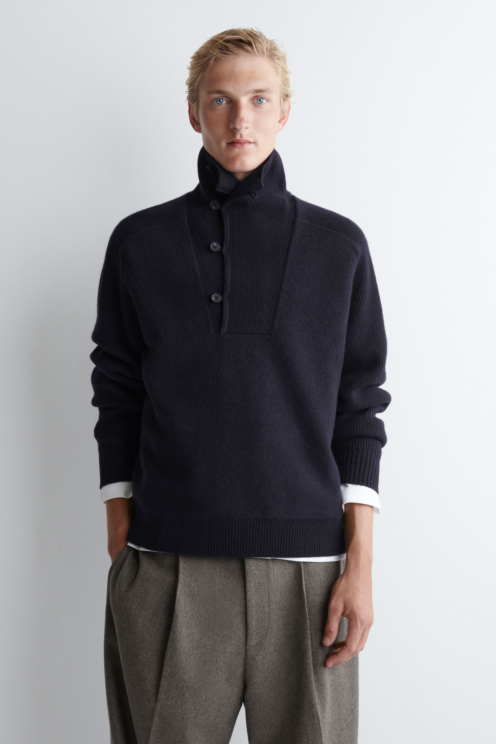 PANELLED MERINO WOOL FUNNEL-NECK JUMPER パネルデザイン メリノ