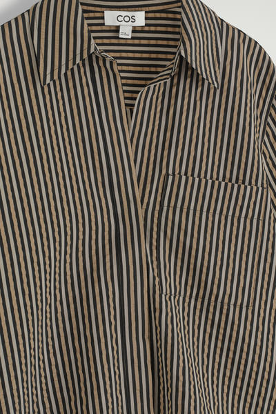 COS 薄手のストライプシャツ
