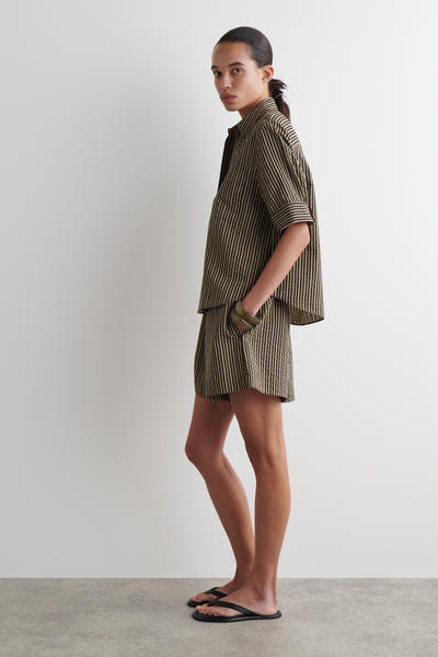 COS 薄手のストライプシャツ