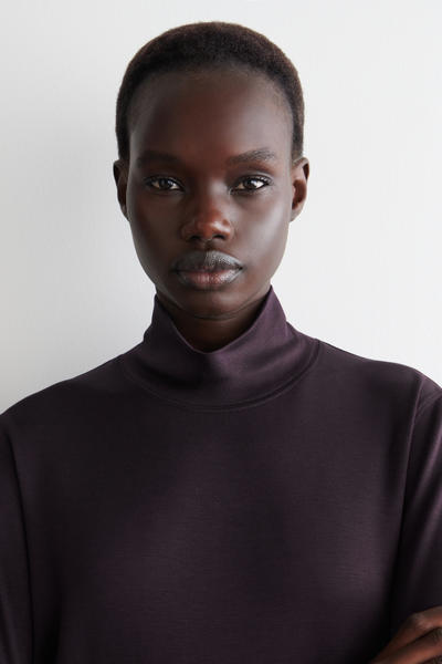 COS ハイネックジャージートップ