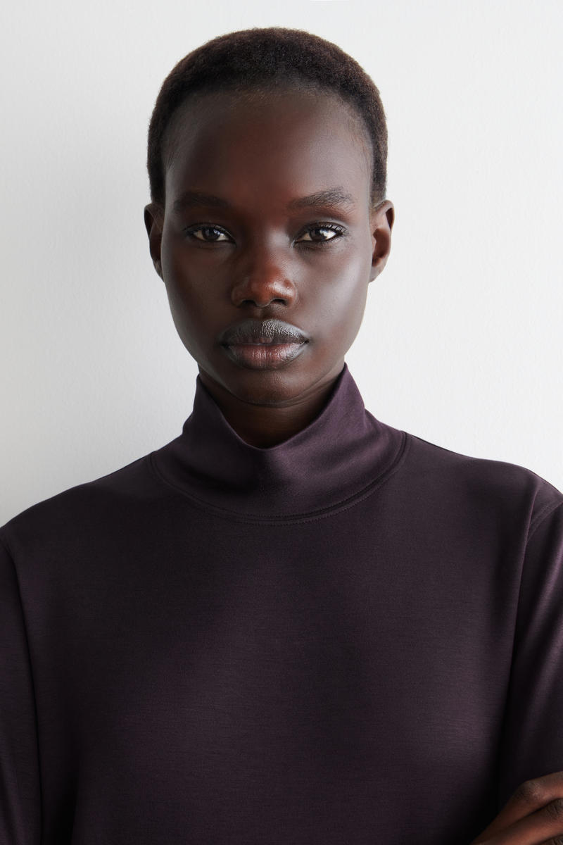 COS ハイネックジャージートップ