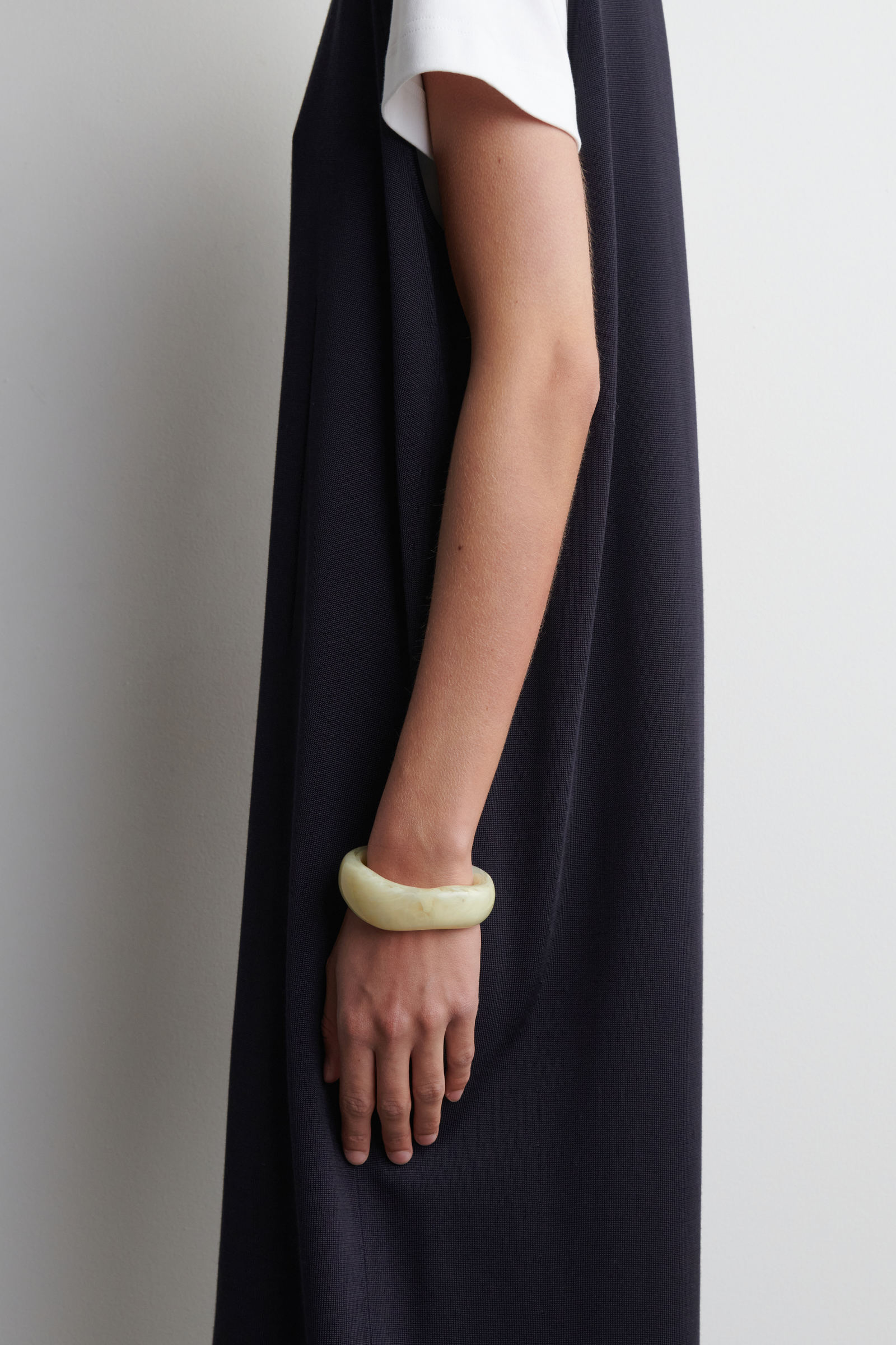 anq.ღバングル CHUNKY CURVED BANGLE チャンキーカーブバングル バターミルク｜COS