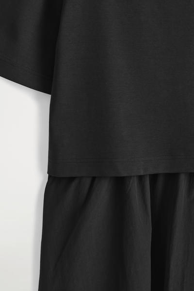 COS レイヤードボートネックミディドレス