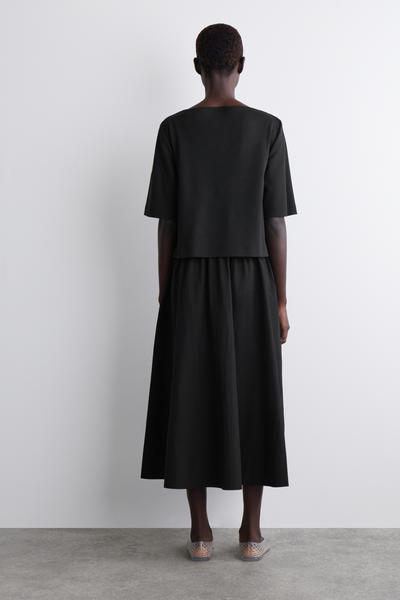 COS レイヤードボートネックミディドレス