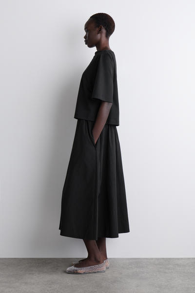 COS レイヤードボートネックミディドレス