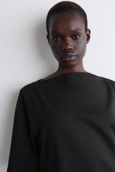 COS レイヤードボートネックミディドレス