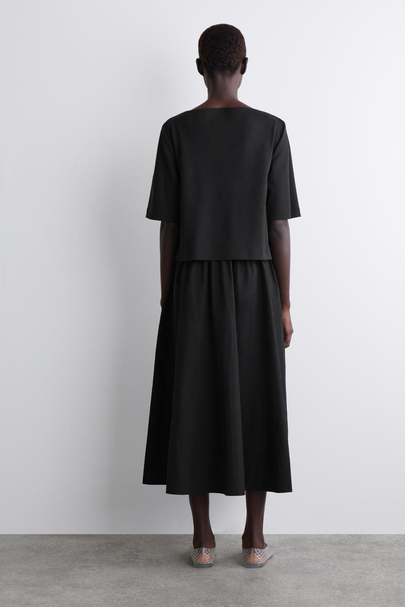 COS レイヤードボートネックミディドレス