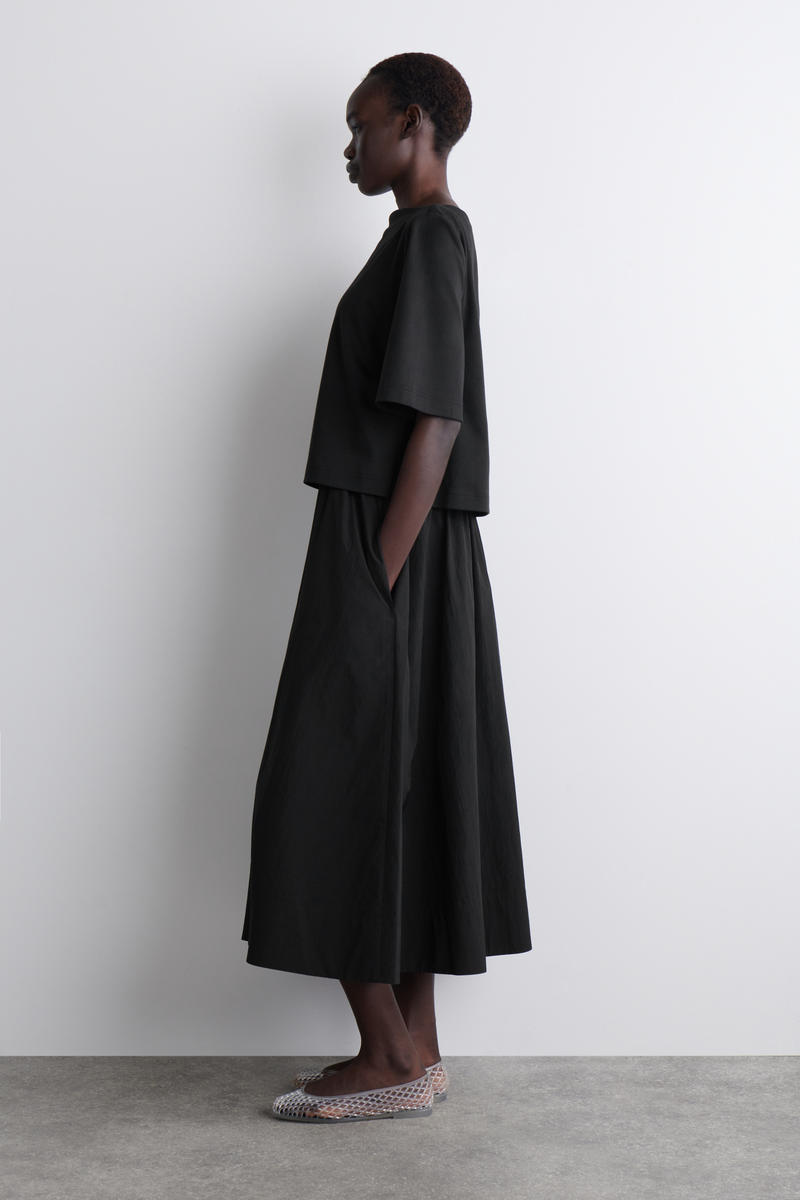 COS レイヤードボートネックミディドレス