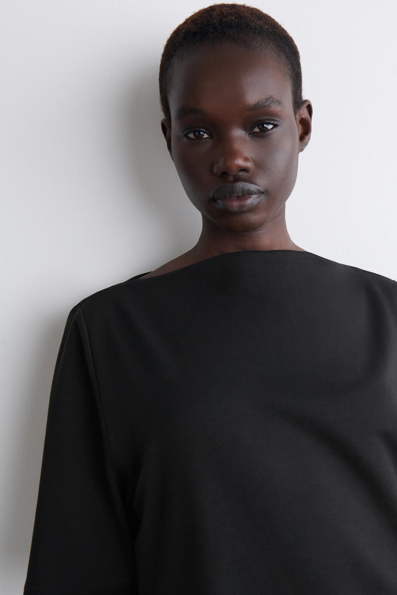 COS レイヤードボートネックミディドレス