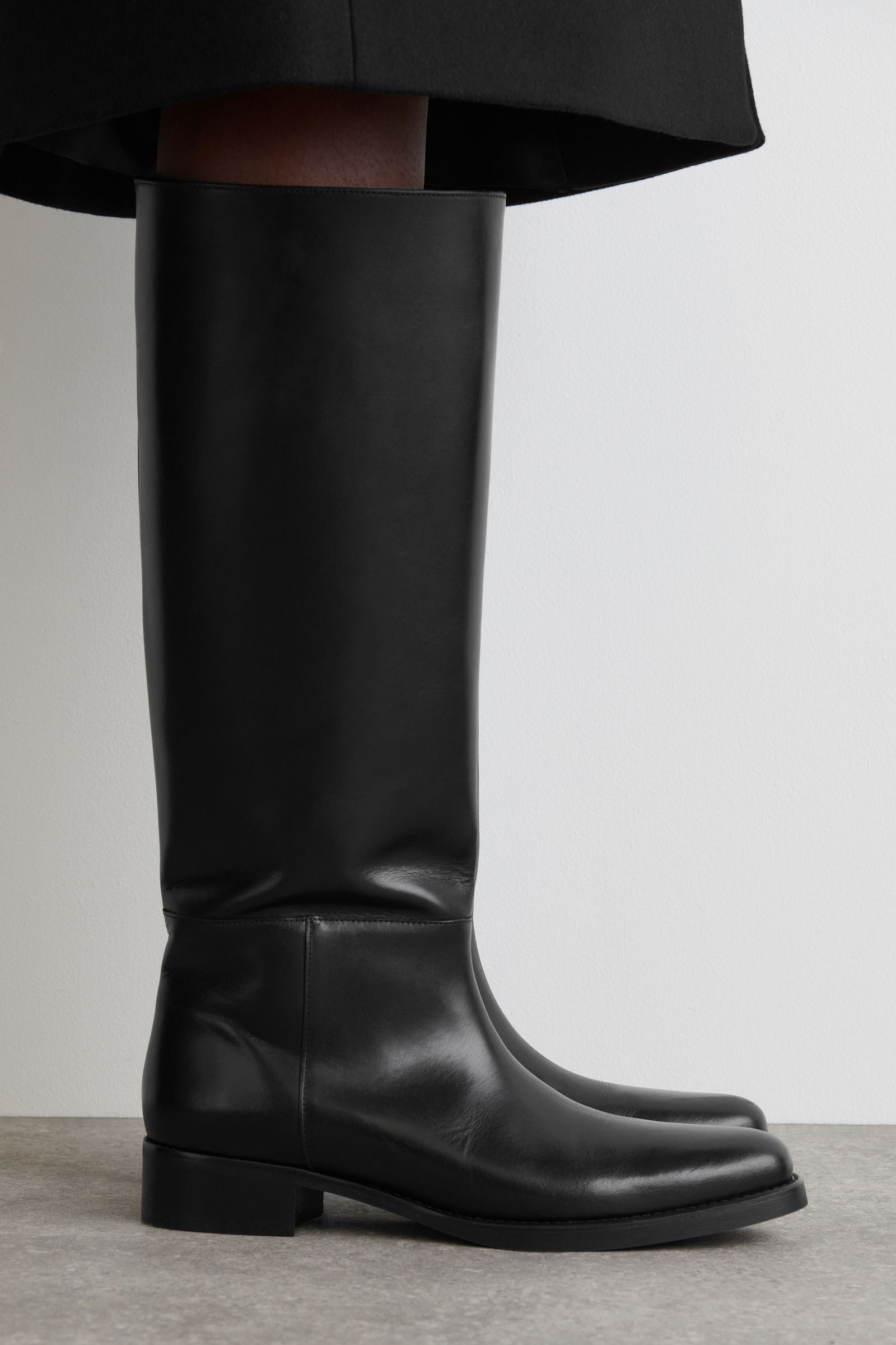LEATHER KNEE-HIGH BOOTS レザーニーハイブーツ｜COS コス 公式