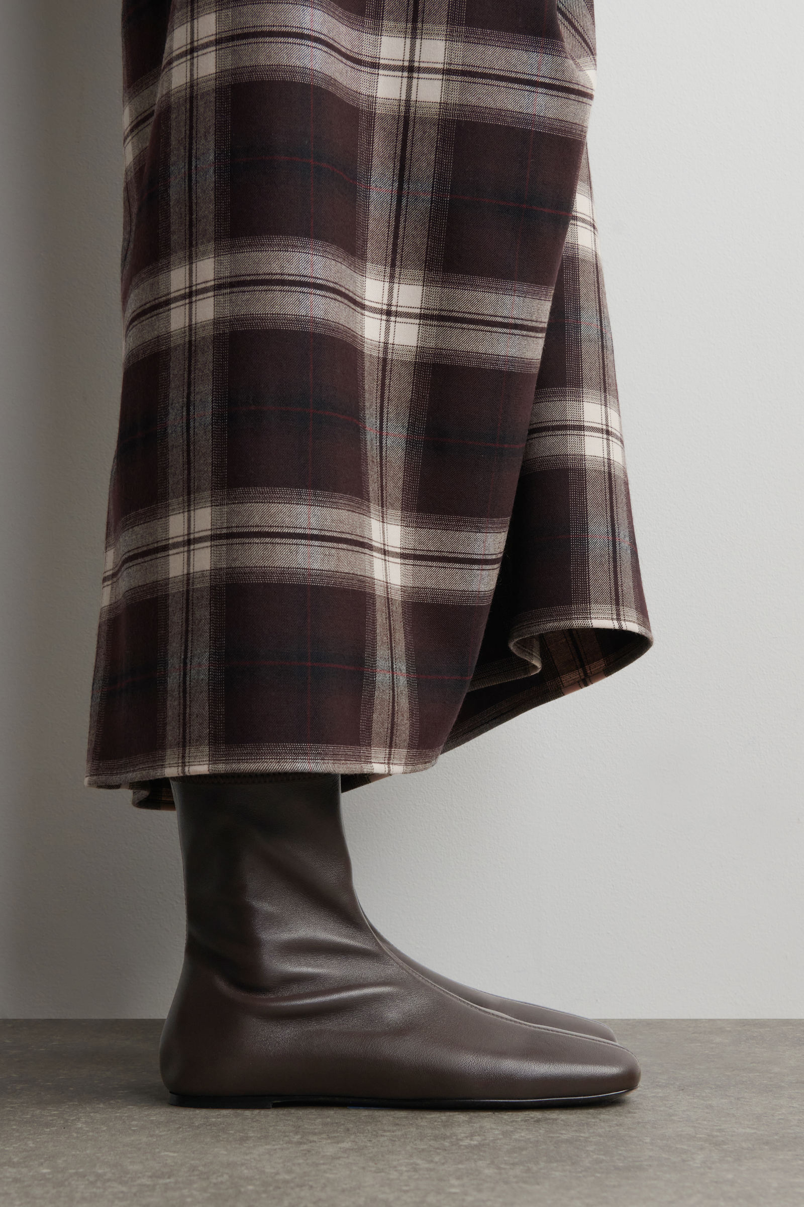 LEATHER SOCK BOOTS レザーソックスブーツ ダークブラウン｜COS コス