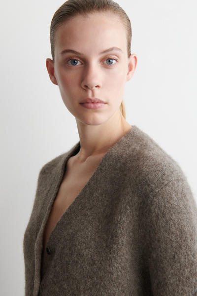 COS クロップドアルパカ混カーディガン