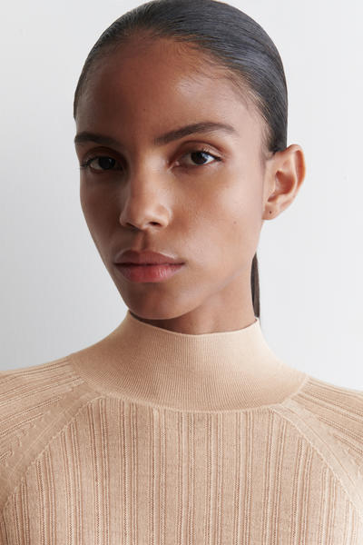 COS シアーリブニットトップス