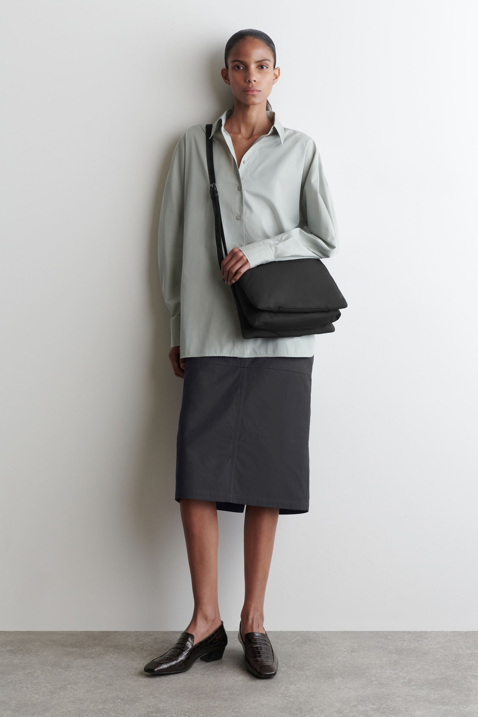 cos ダークブラウン クロスボディバッグ ナイロン製 巾着クロスボディバッグ（ショルダーバッグ）｜COS（コス