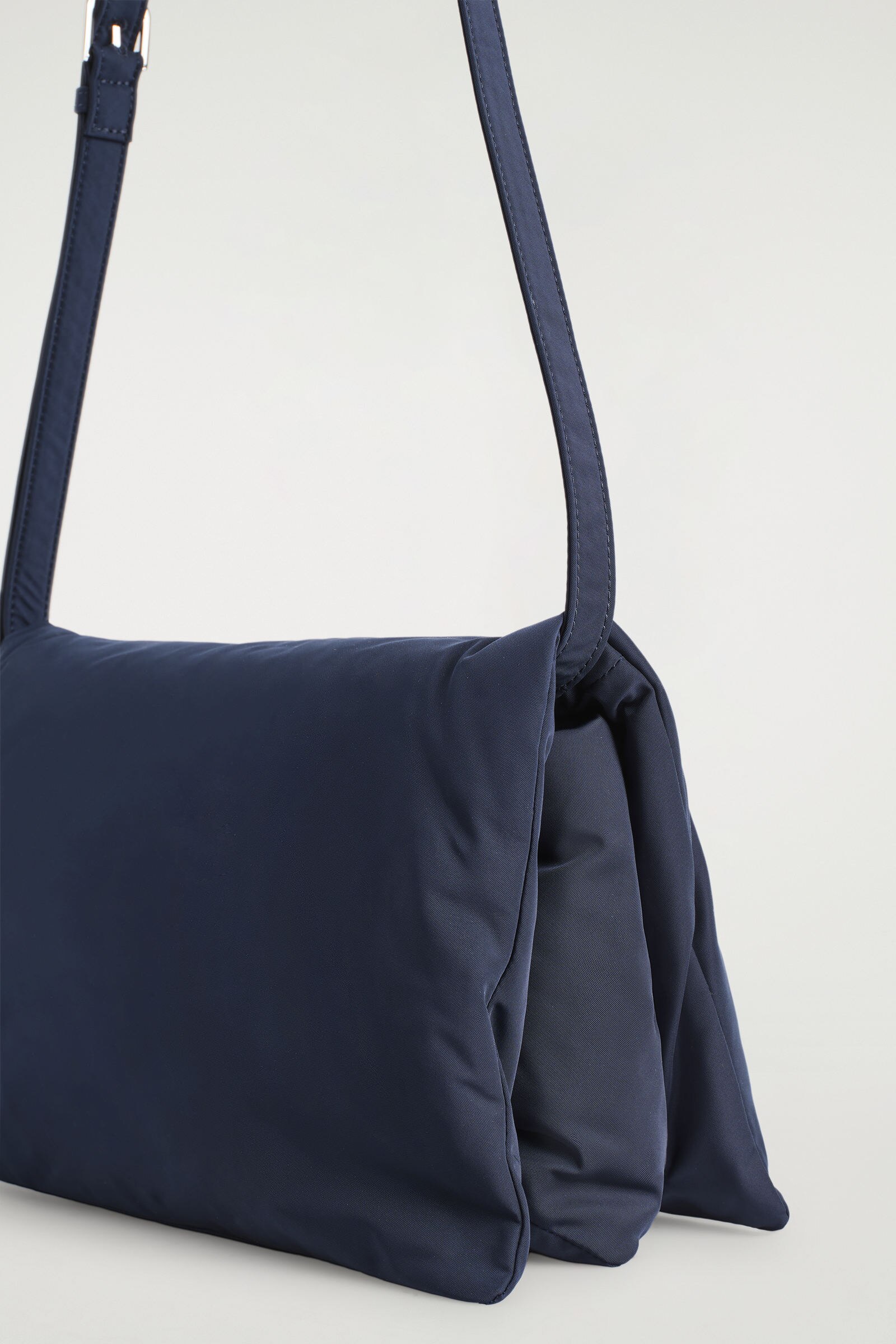 TRIFOLD PADDED CROSSBODY BAG トリフォールドパッド入りクロスボディ