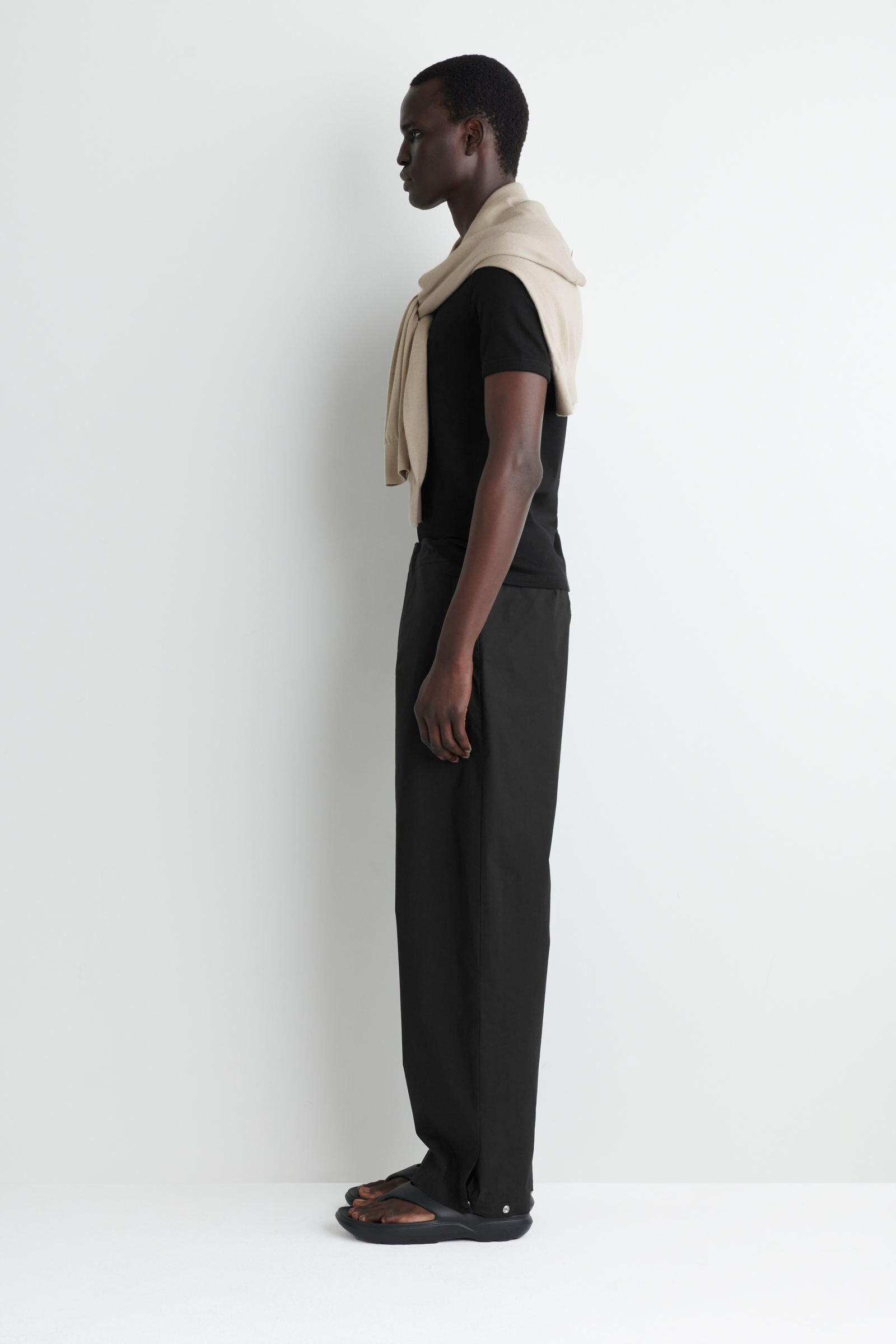 新品未使用完売品【COS】BARREL-LEG COTTON TROUSERS COTTON BARREL-LEG TROUSERS コットンバレルレッグトラウザーズ