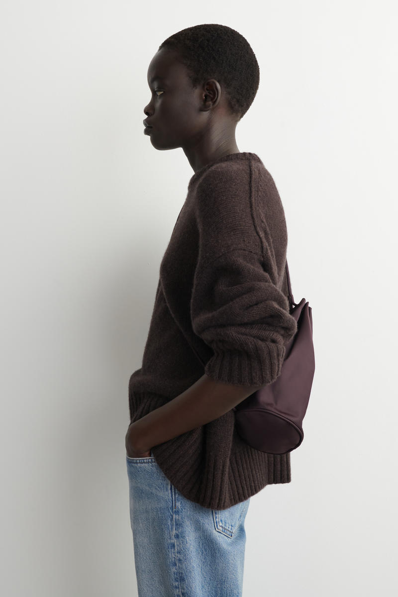 COS スイングマイクロクロスボディーバッグ-レザー org.jpg