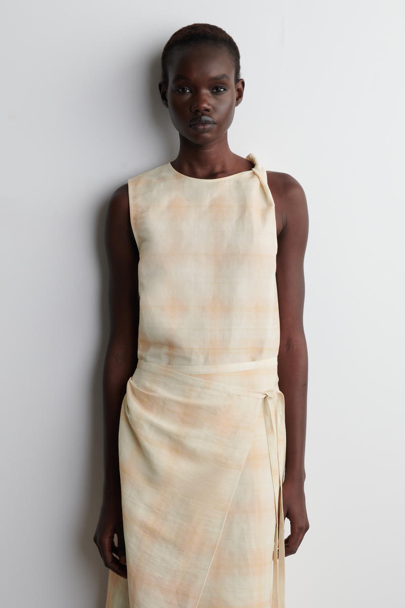 COS チェックツイストショルダートップス