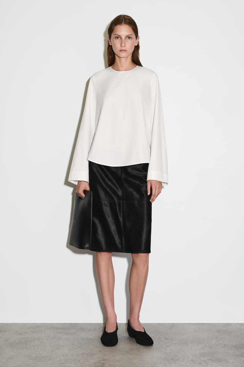 COS カーブヘムコットンブラウス