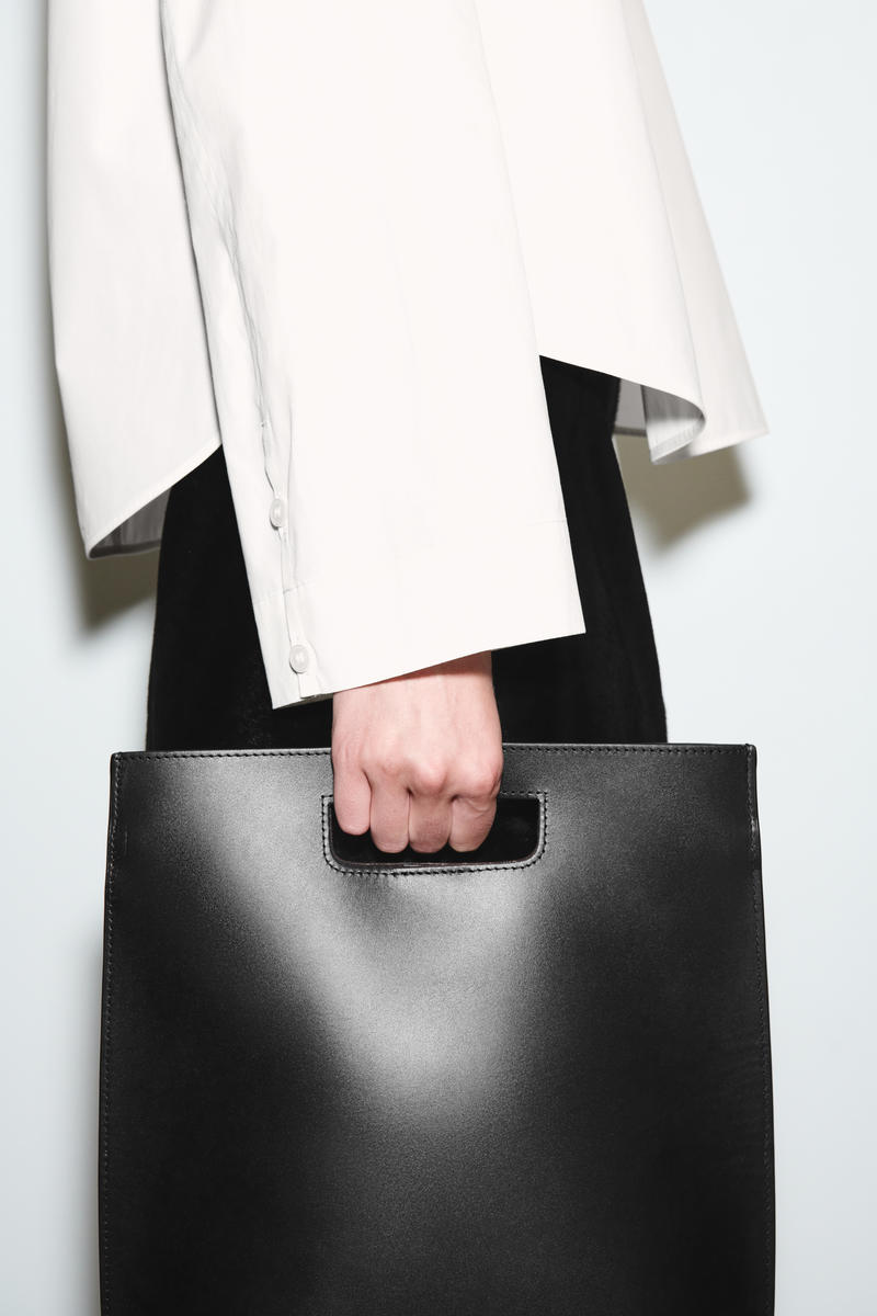 COS カーブヘムコットンブラウス