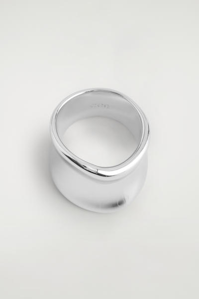 COS 細長い彫刻リング