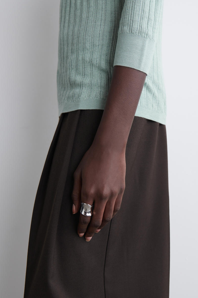 COS 細長い彫刻リング