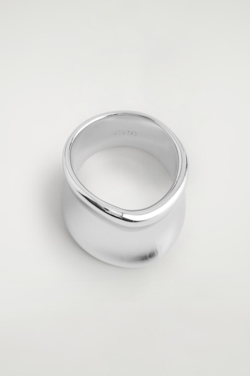 COS 細長い彫刻リング