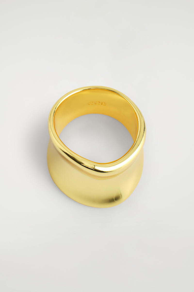 COS 細長い彫刻リング