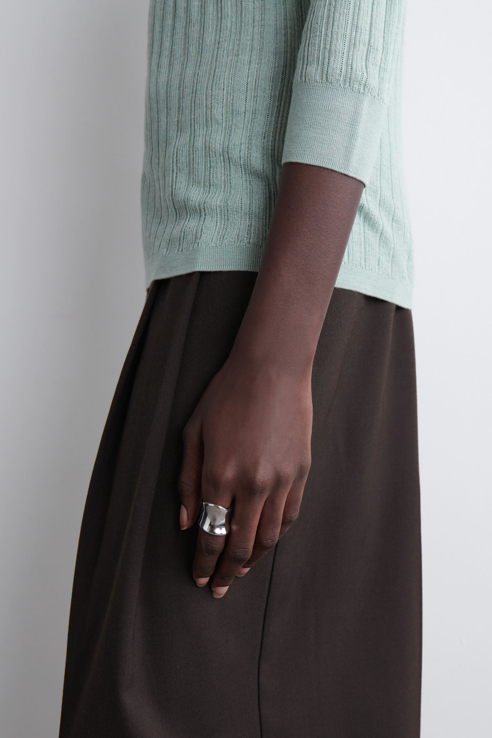 ELONGATED SCULPTED RING 細長い彫刻リング シルバー｜COS コス 公式